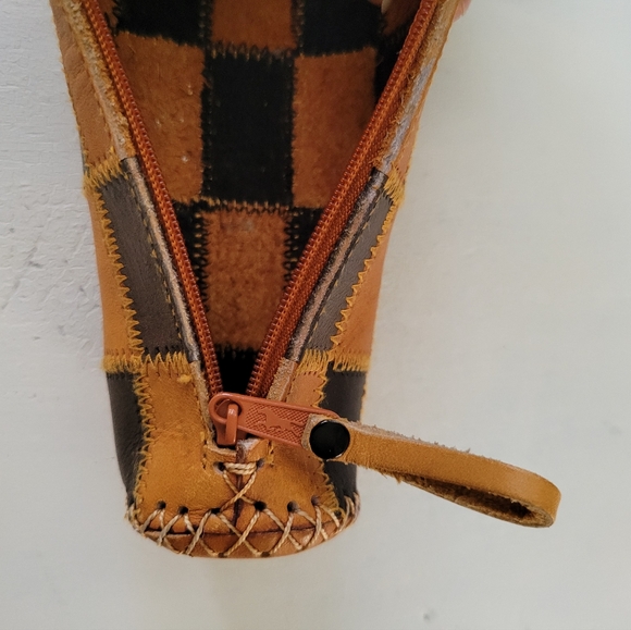 Leather stitched patchwork check pattern tube zipper pouch - Picture 4 of 12